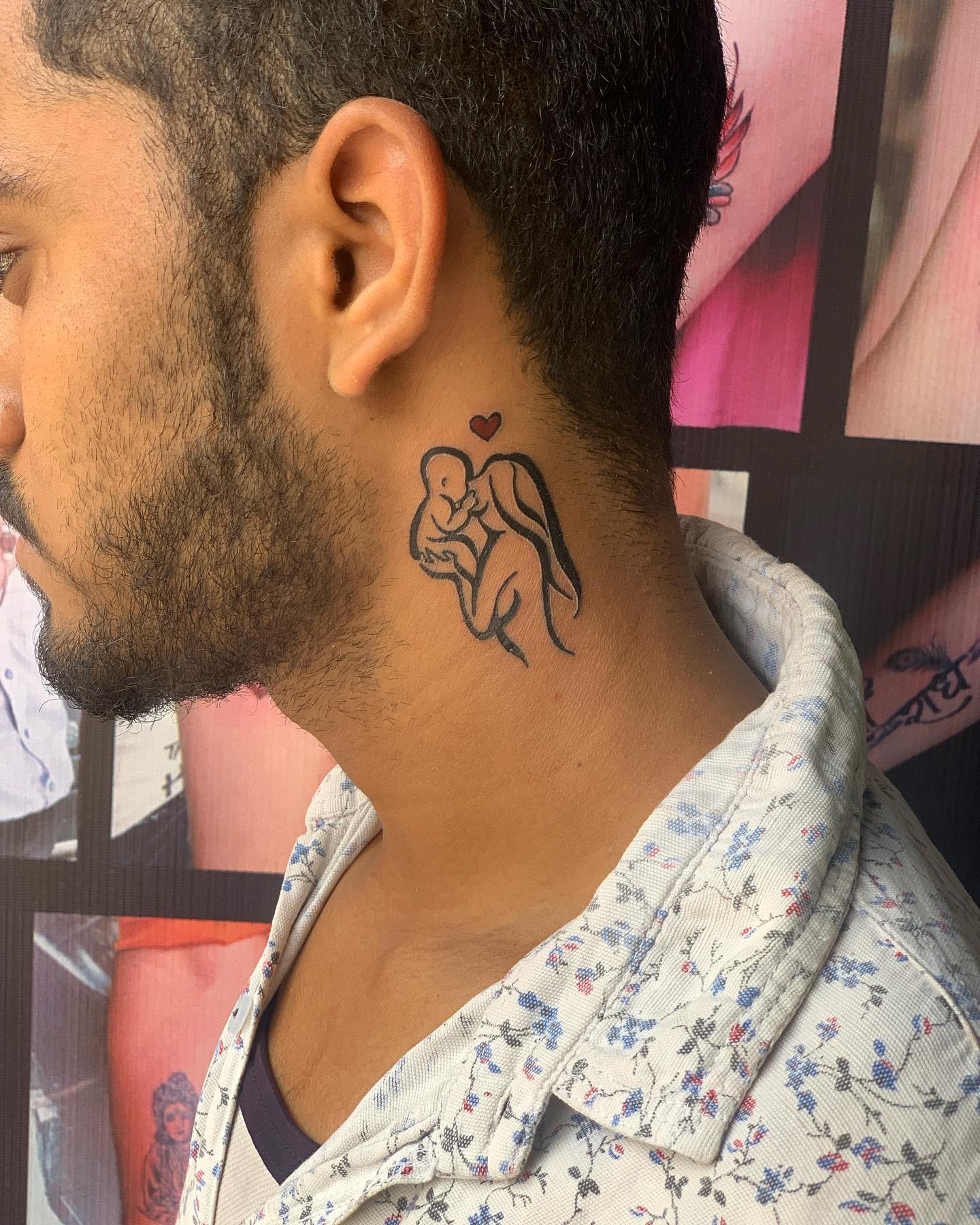 Pequeño Tatuaje en el Cuello