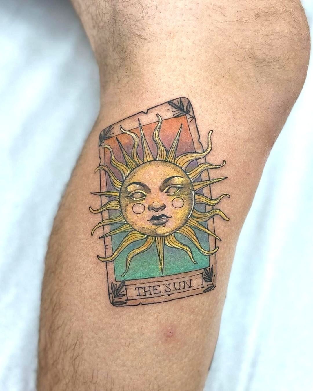 Pequeño tatuaje en la pierna para hombres.