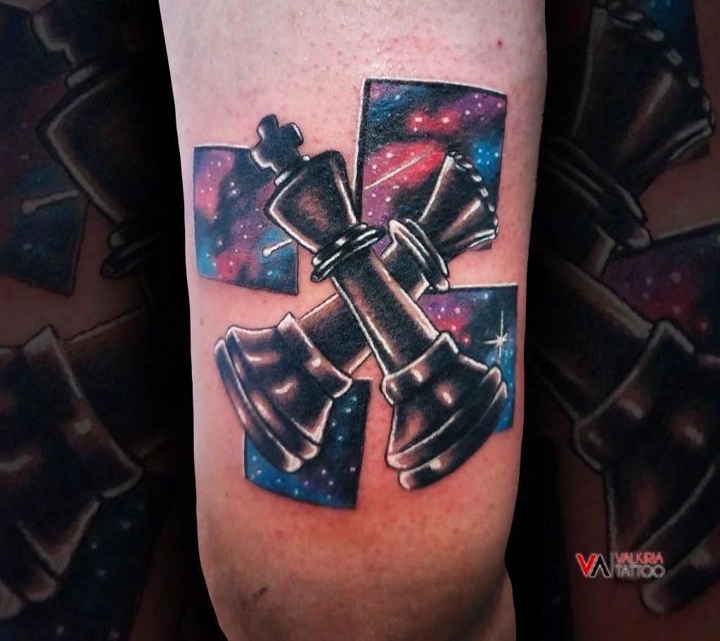 Tatuaje de ajedrez de galaxia de neón