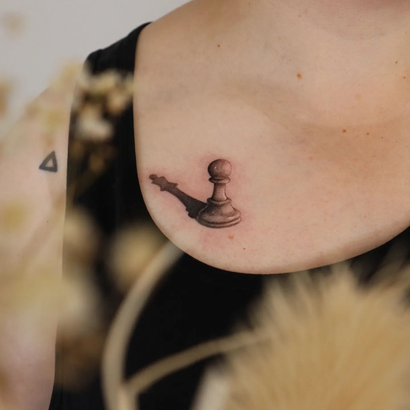 Tatuaje de ajedrez en el pecho.