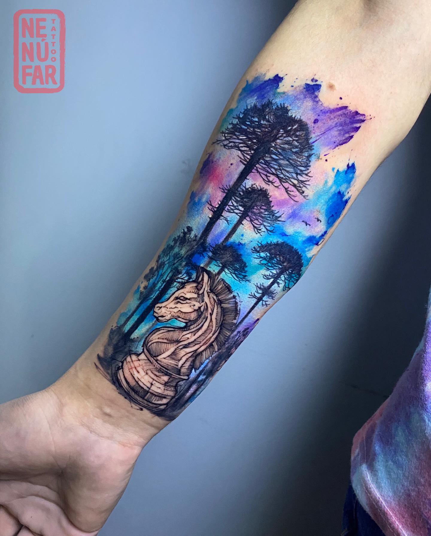 Tatuaje de ajedrez vibrante azul genial.