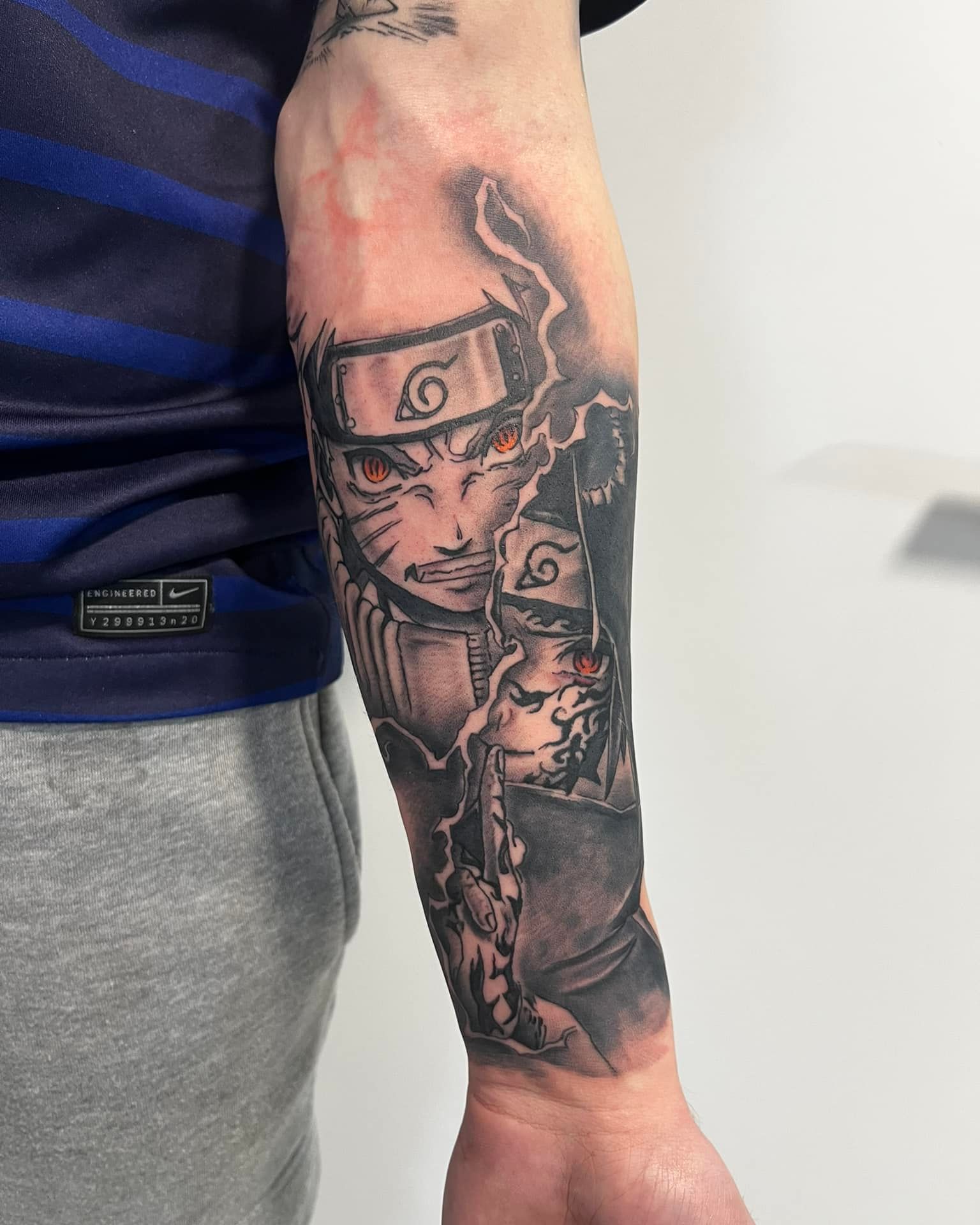 Tatuaje de brazo de anime para chicos.