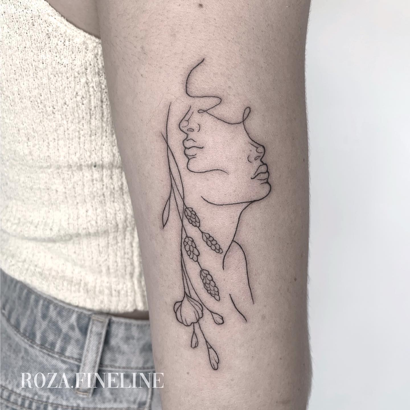 Tatuaje de contornos para chicas