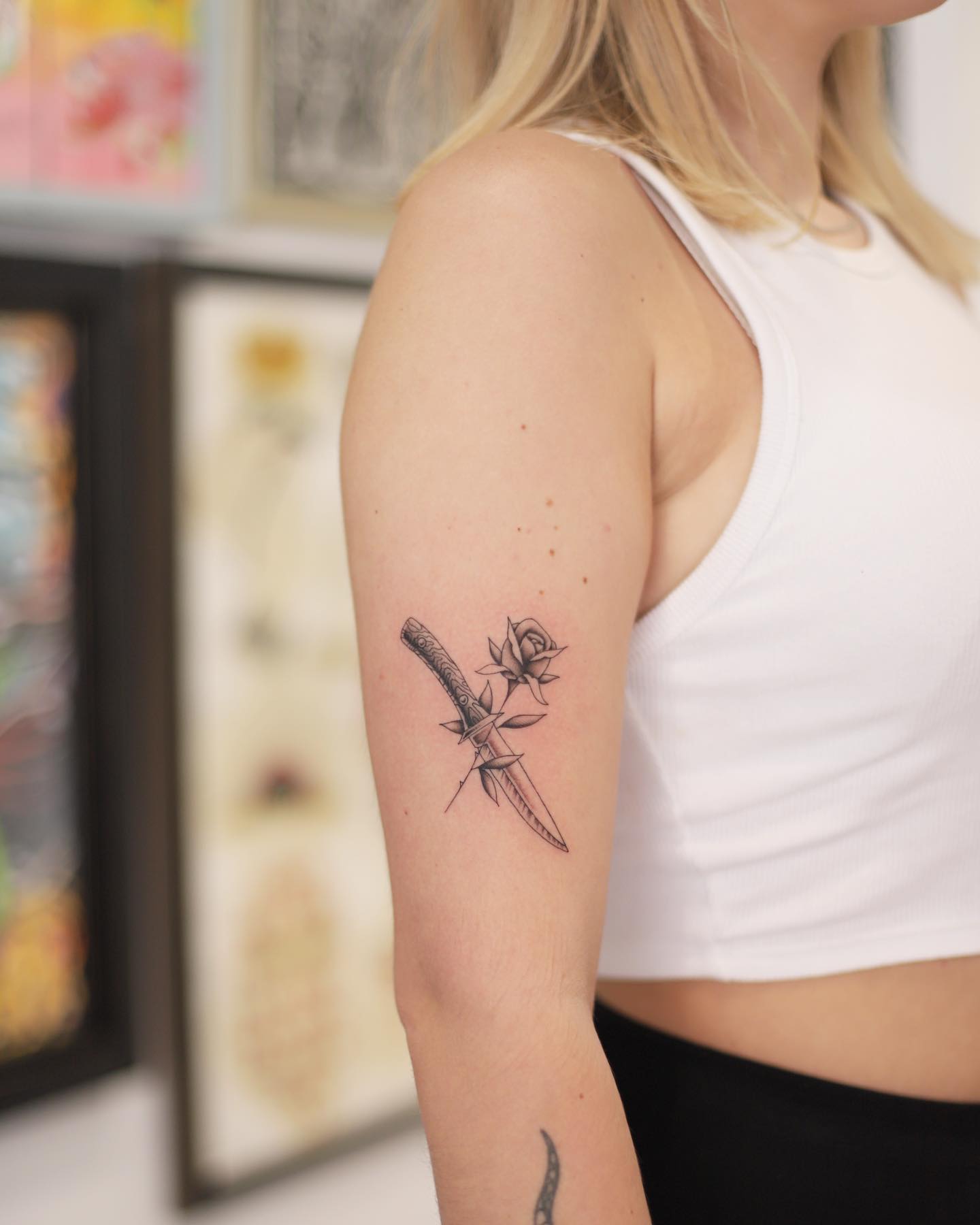 Tatuaje de cuchillo y rosa