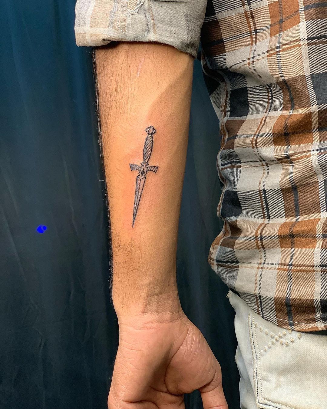 Tatuaje de daga pequeña para hombres.