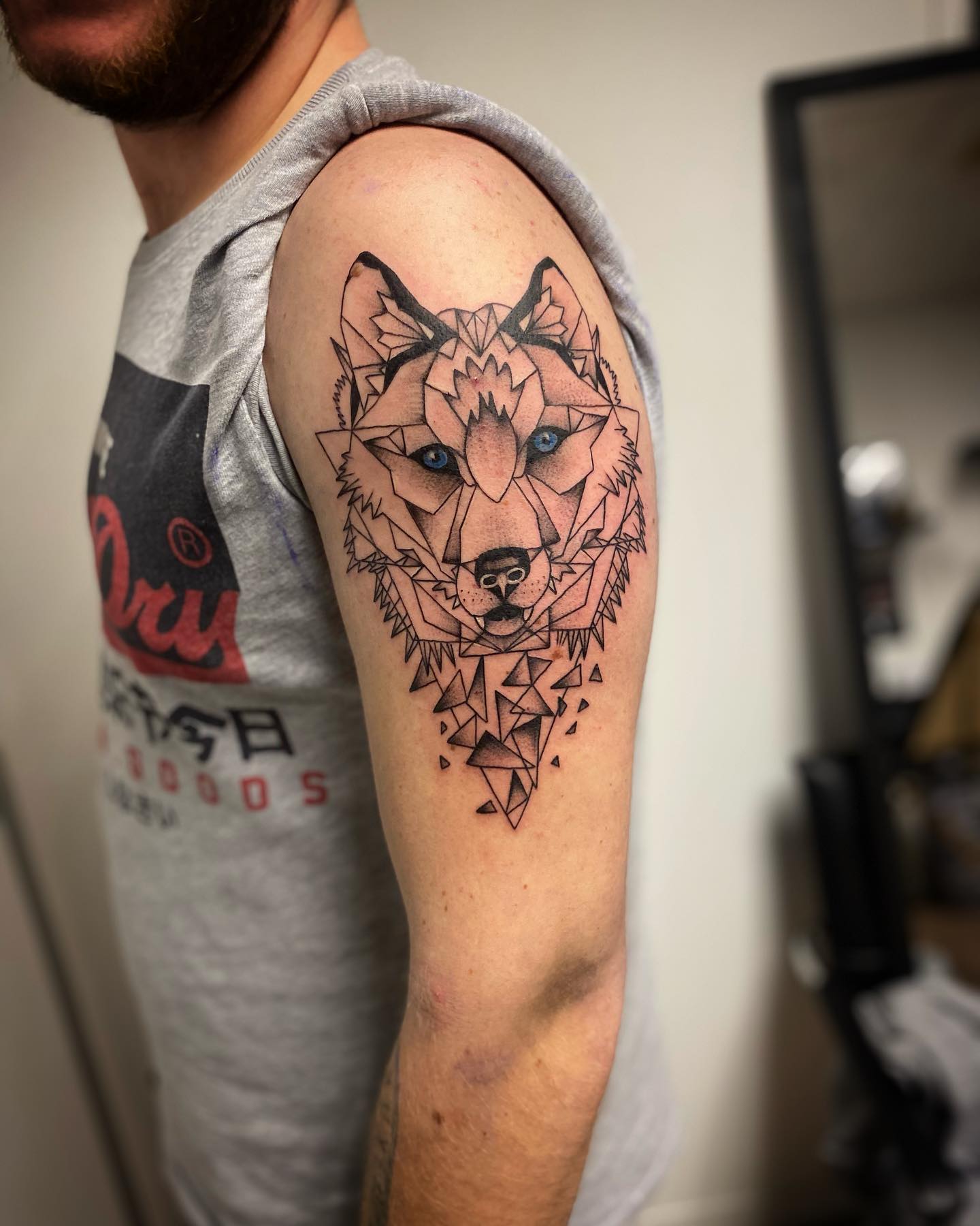 Tatuaje de lobo en el brazo