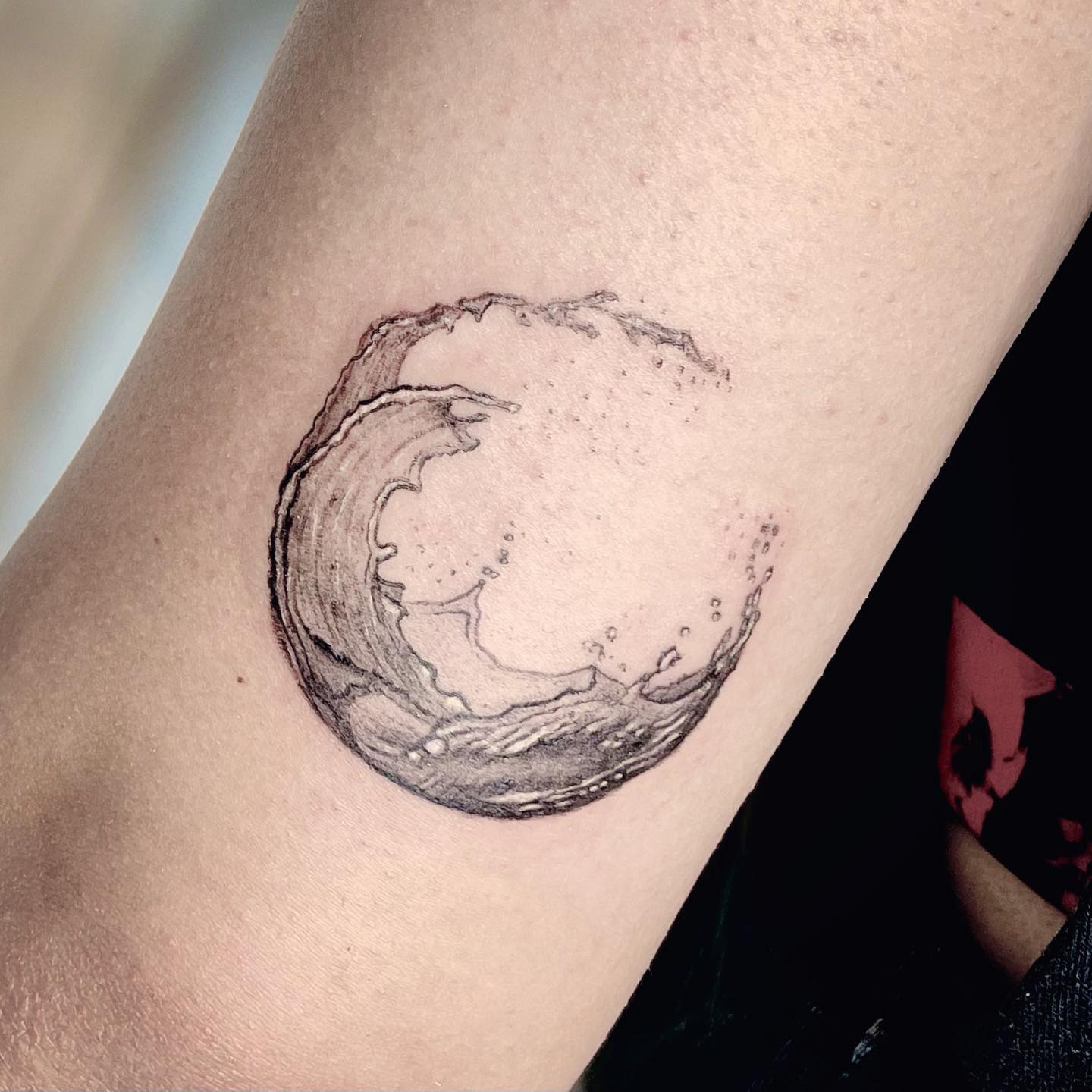 Tatuaje de olas para hombres.