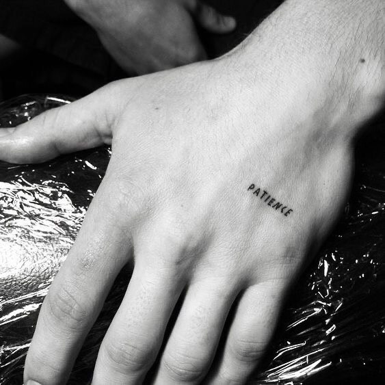Tatuaje de paciencia para hombres.