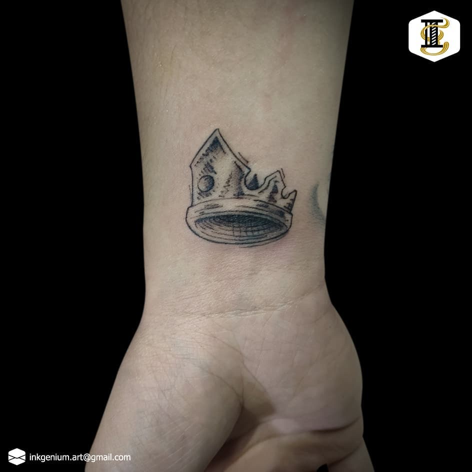 Tatuaje de pequeña corona para hombres.