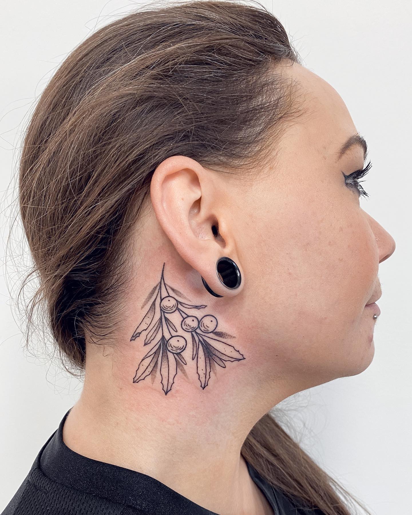 Tatuaje de Rama de Olivo en el Cuello.