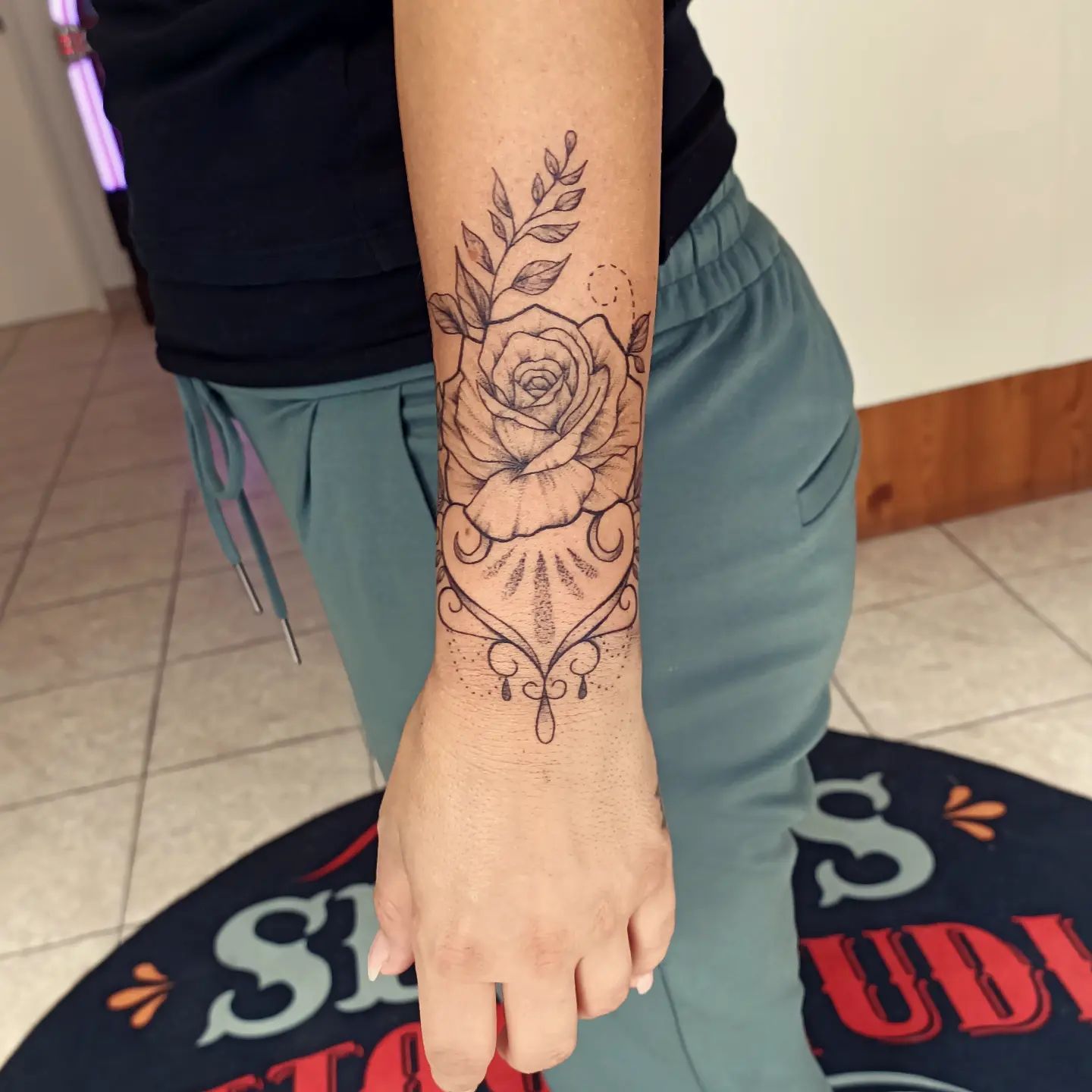 Tatuaje de rosa negra para mujeres.