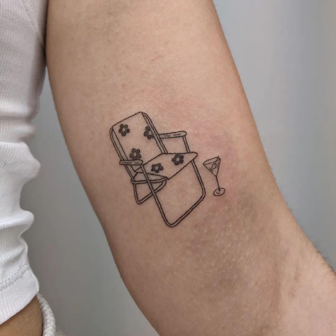 Tatuaje de Silla Funky en el Brazo.