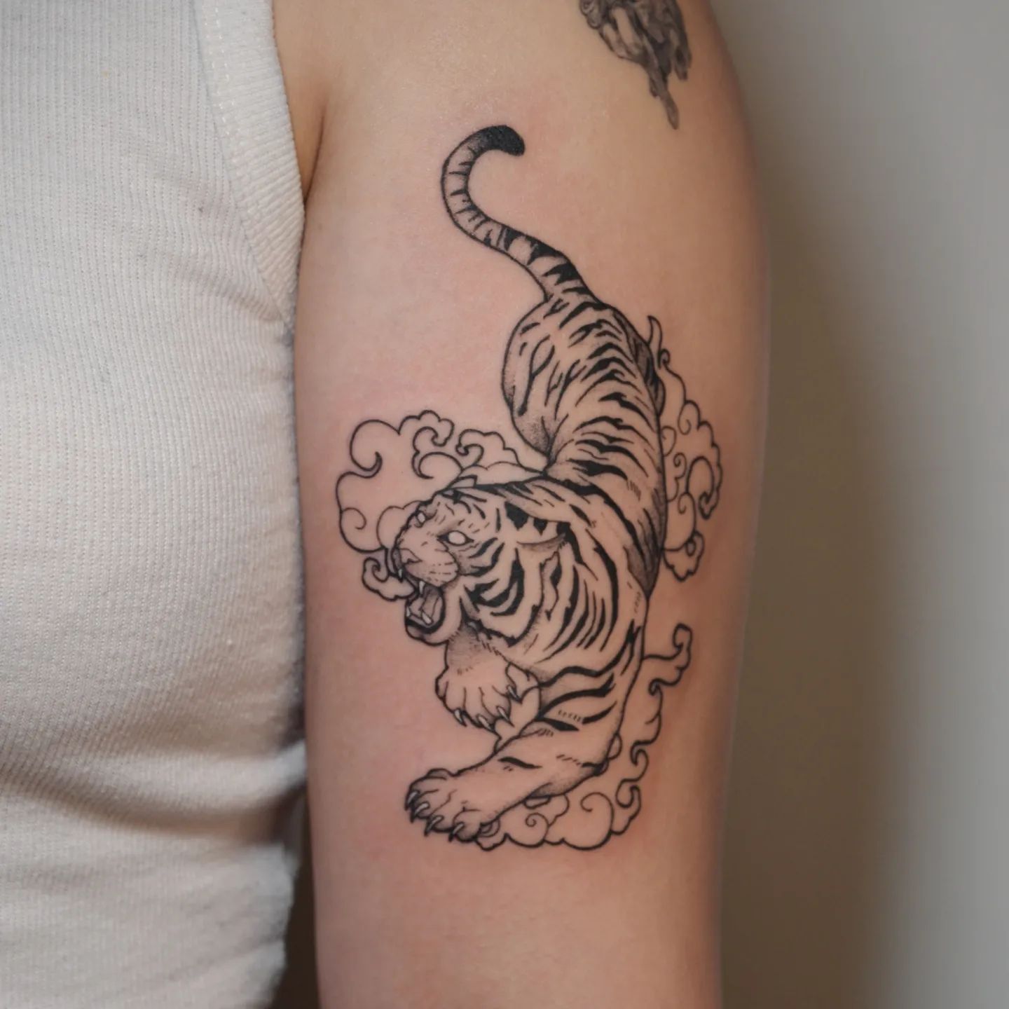 Tatuaje de tigre en el hombro
