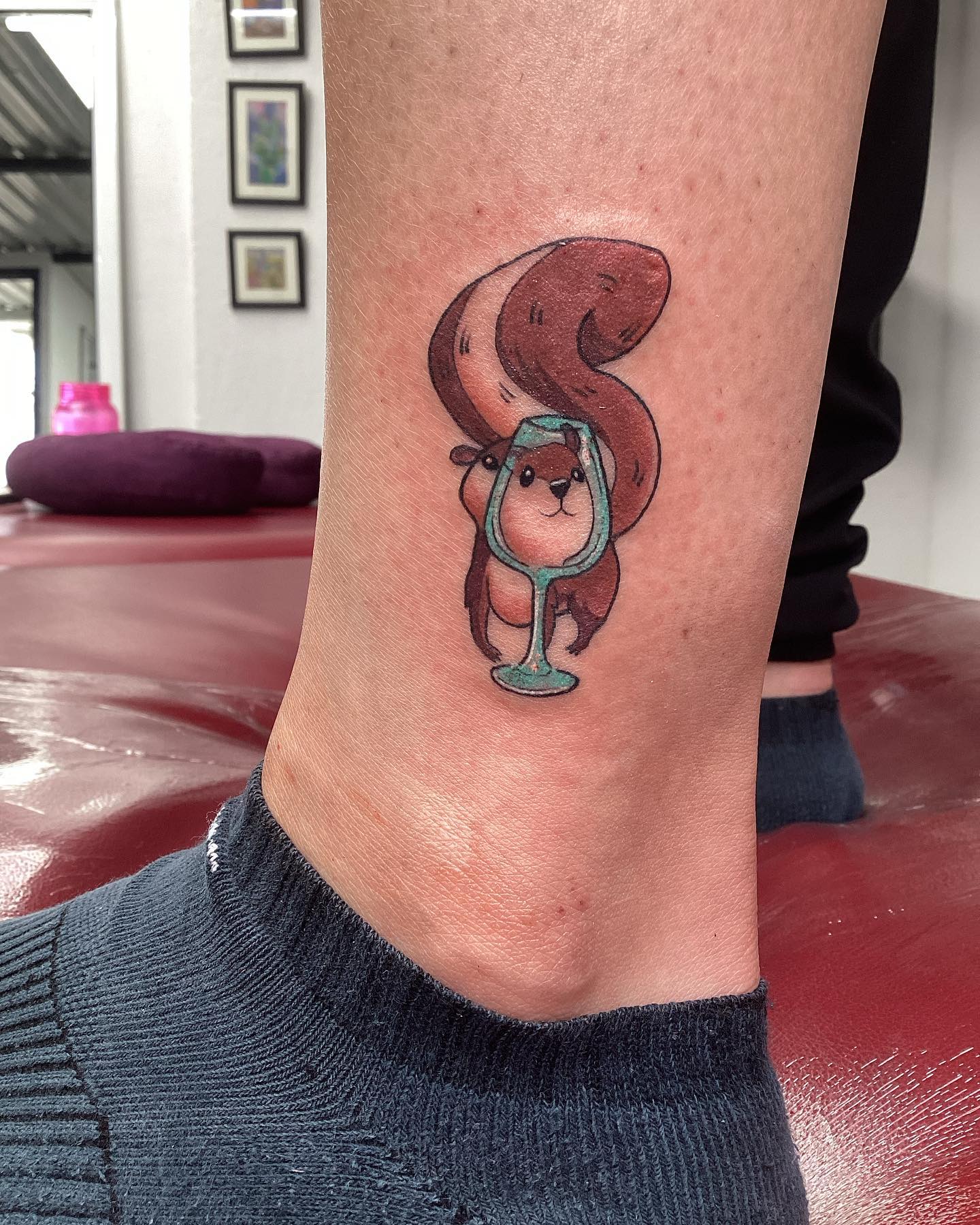 Tatuaje divertido y colorido para hombres.