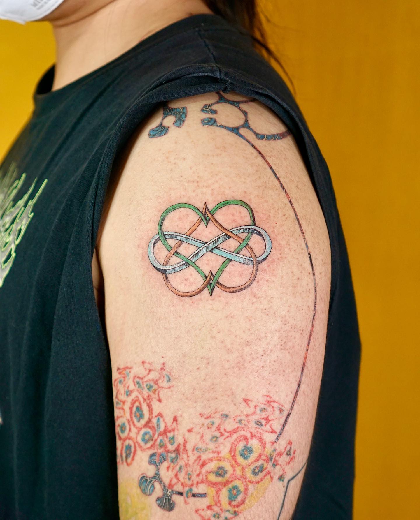 Tatuaje geométrico en el brazo