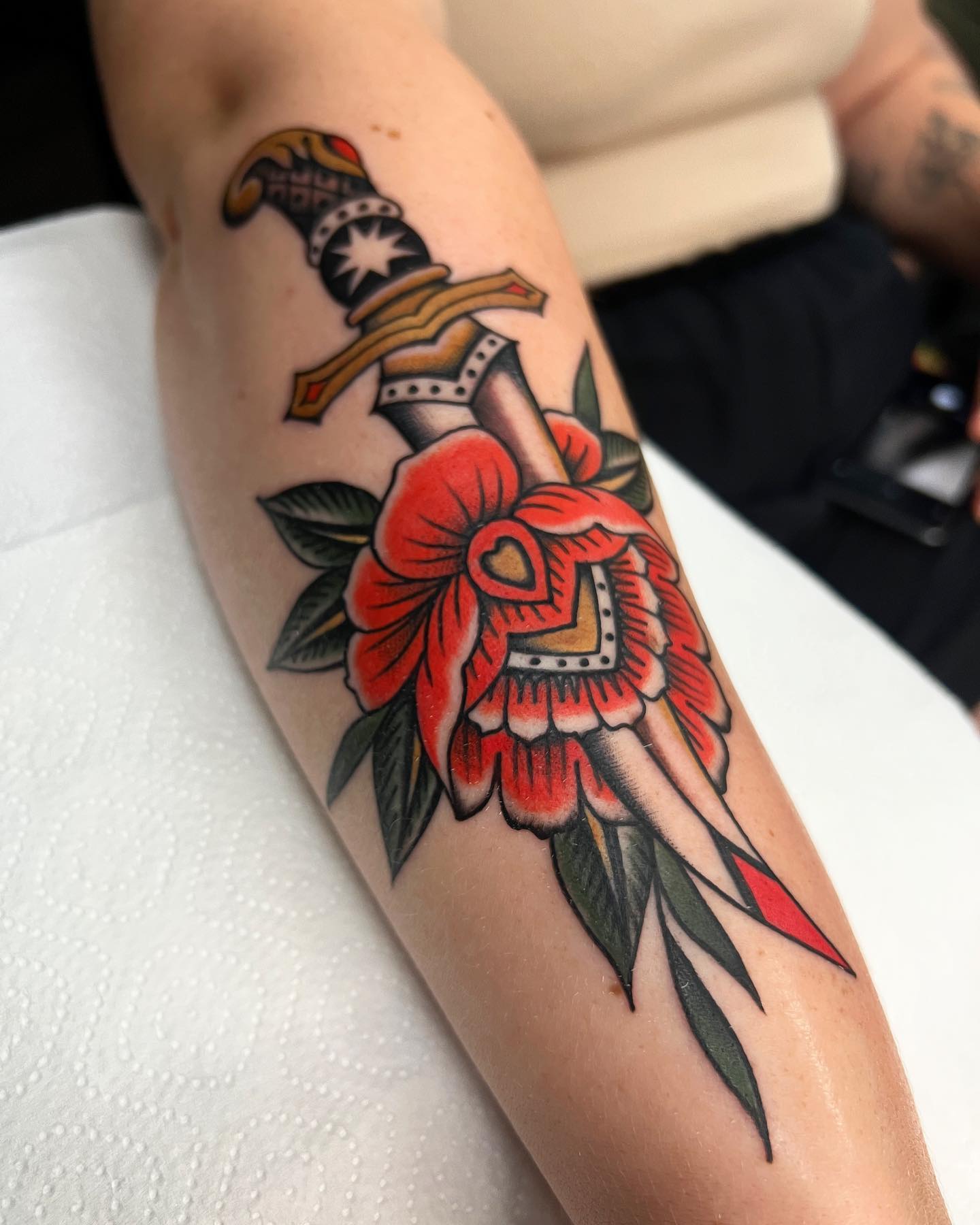 Diseño de Tatuaje de Daga en el antebrazo