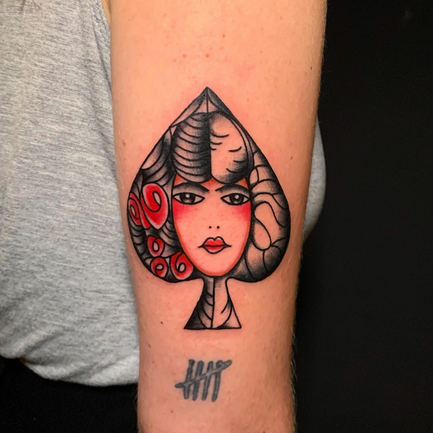 Diseño de tatuaje de la Reina de Espadas de la vieja escuela