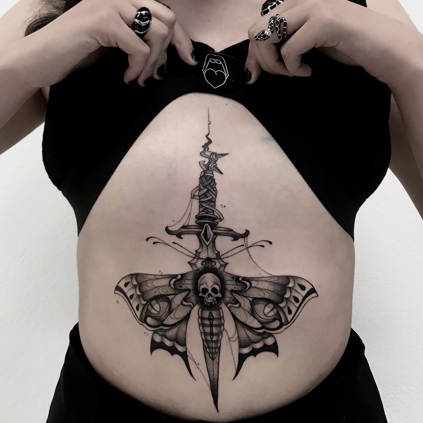 Dos pájaros daga tatuaje.