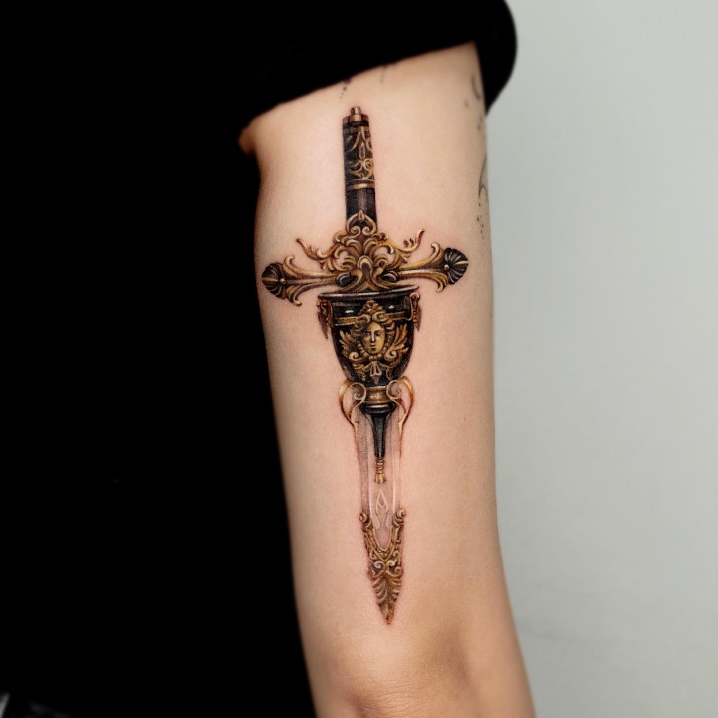 Mujer Tatuaje daga