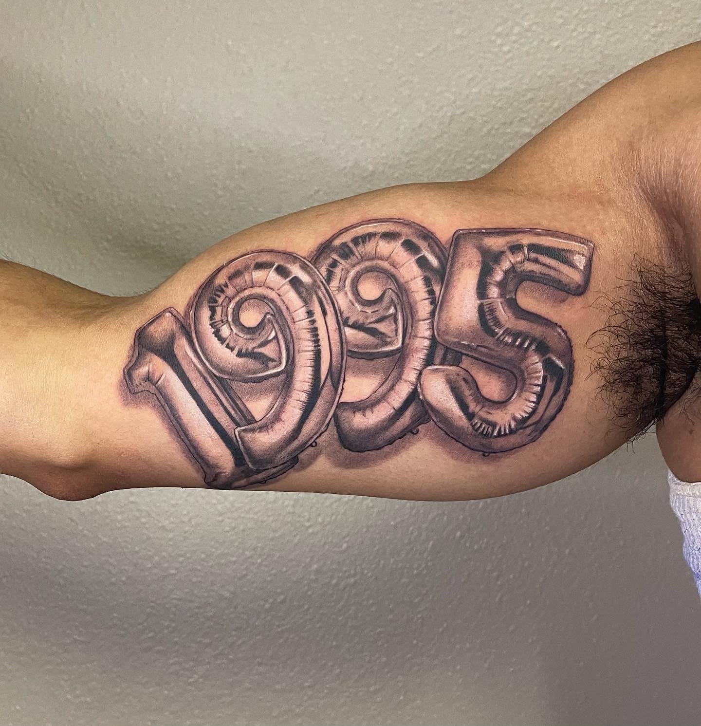 Número Tatuaje de Bíceps para Hombres