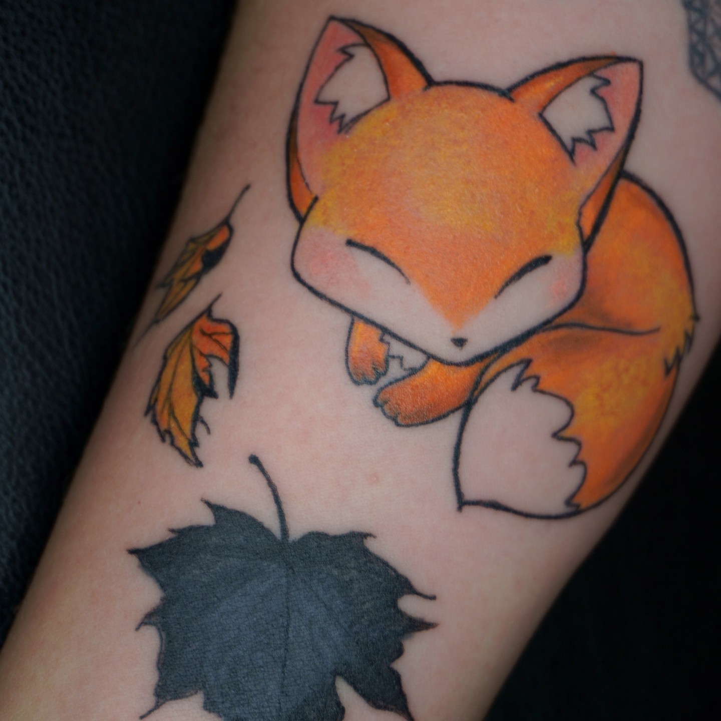 Pequeño y lindo tatuaje de zorro.