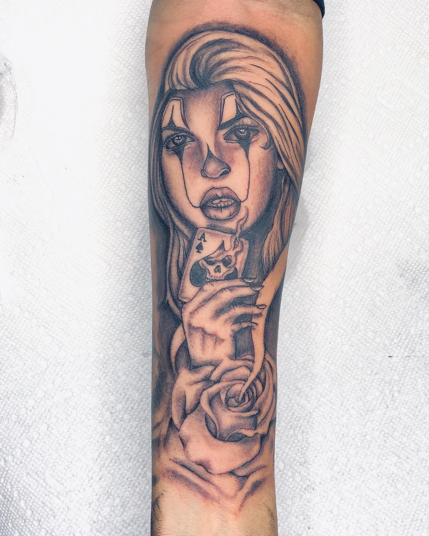 Reina de Picas con un tatuaje de rosa