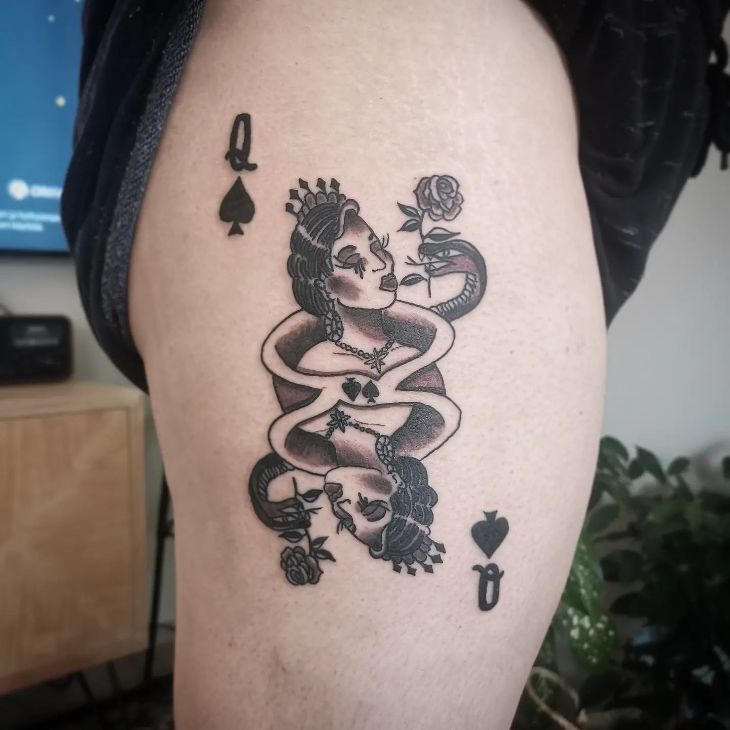 Reina de Picas y Tatuaje de Dama Negra