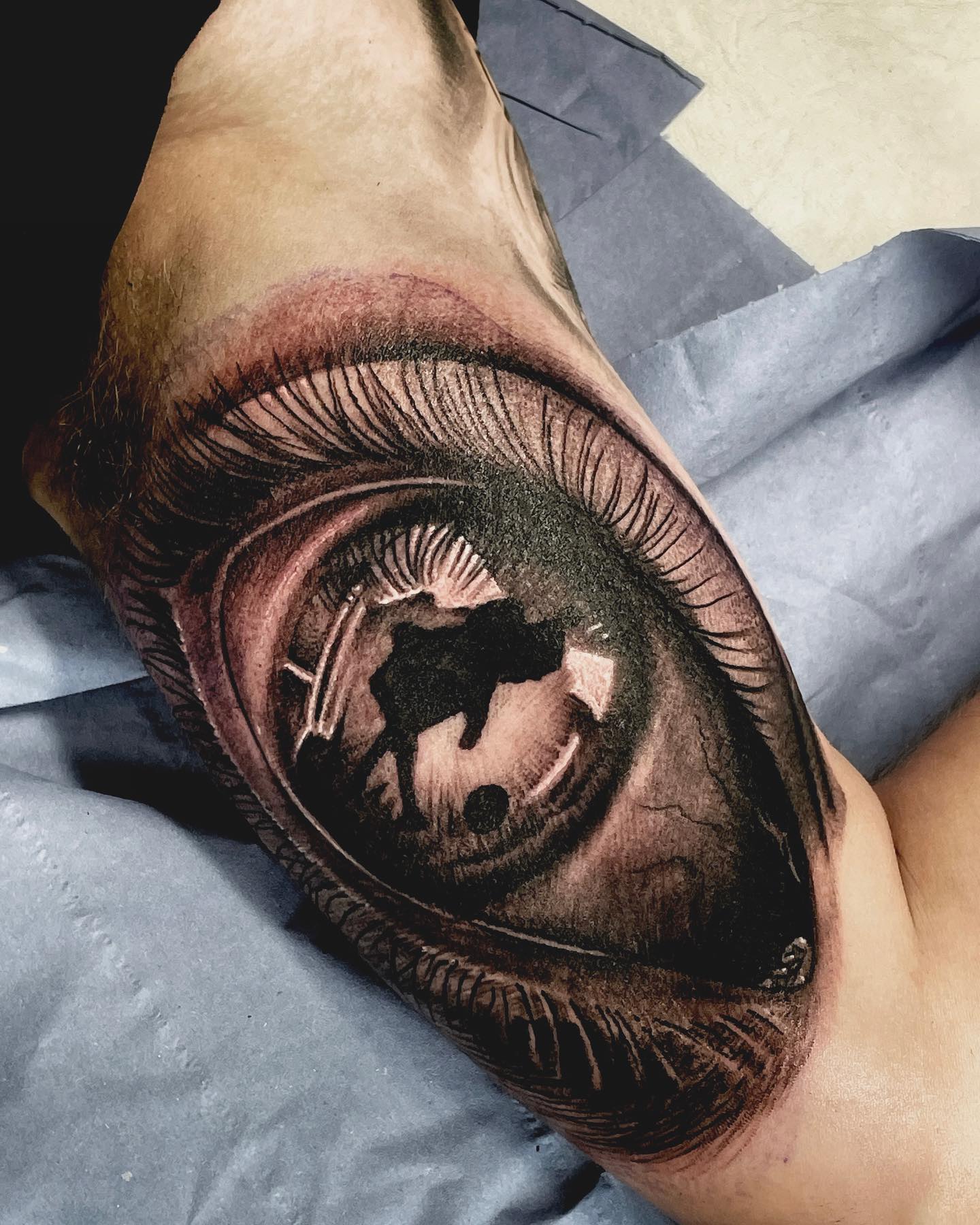 Tatuaje artístico en el bíceps.