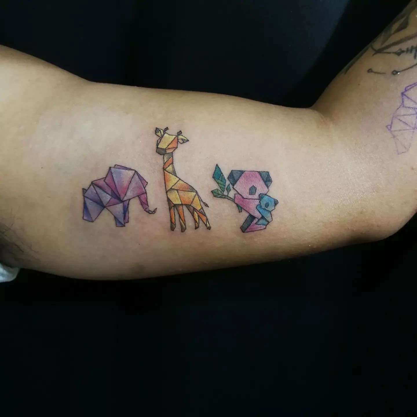 Tatuaje de bíceps de caricatura para chicos.