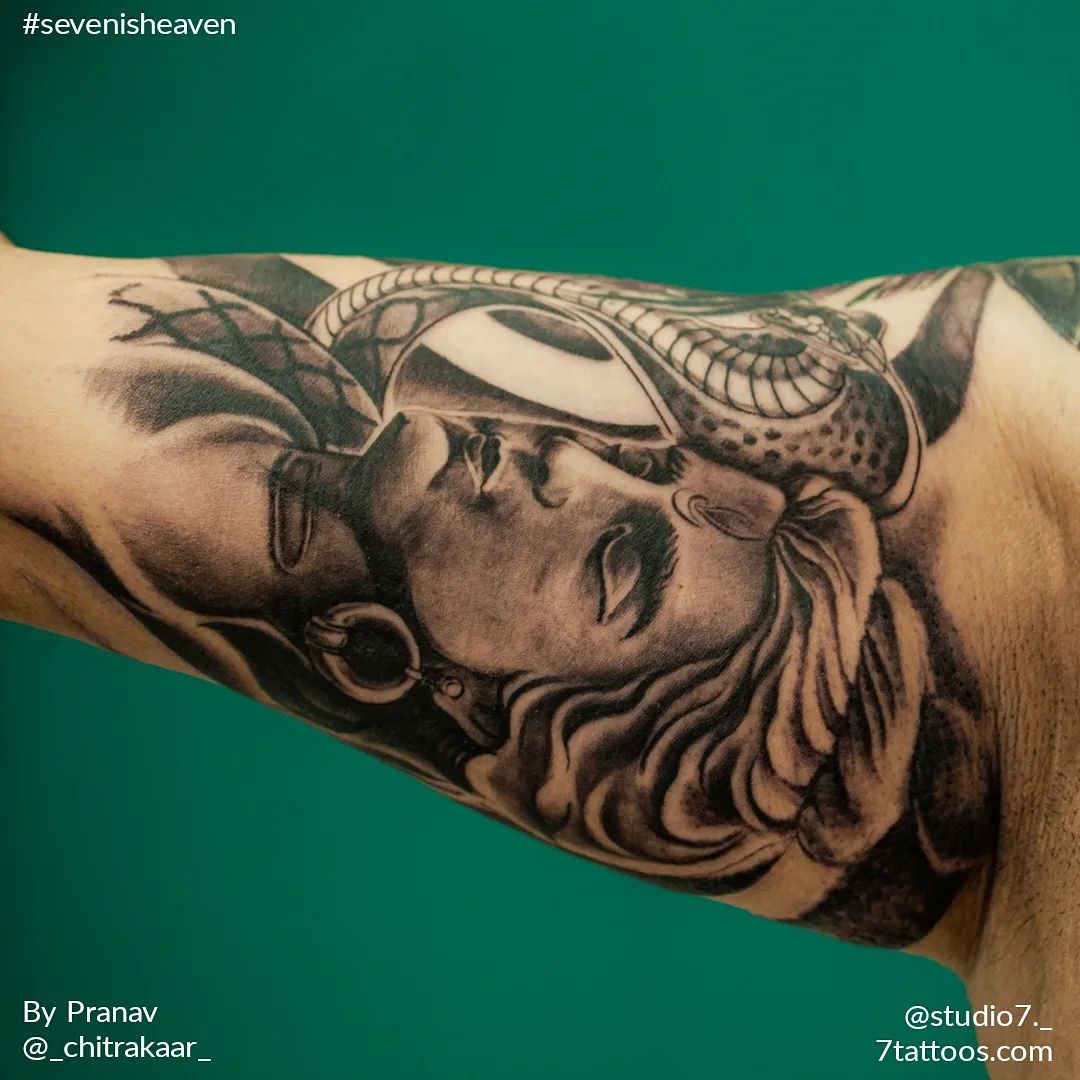 Tatuaje de bíceps griego