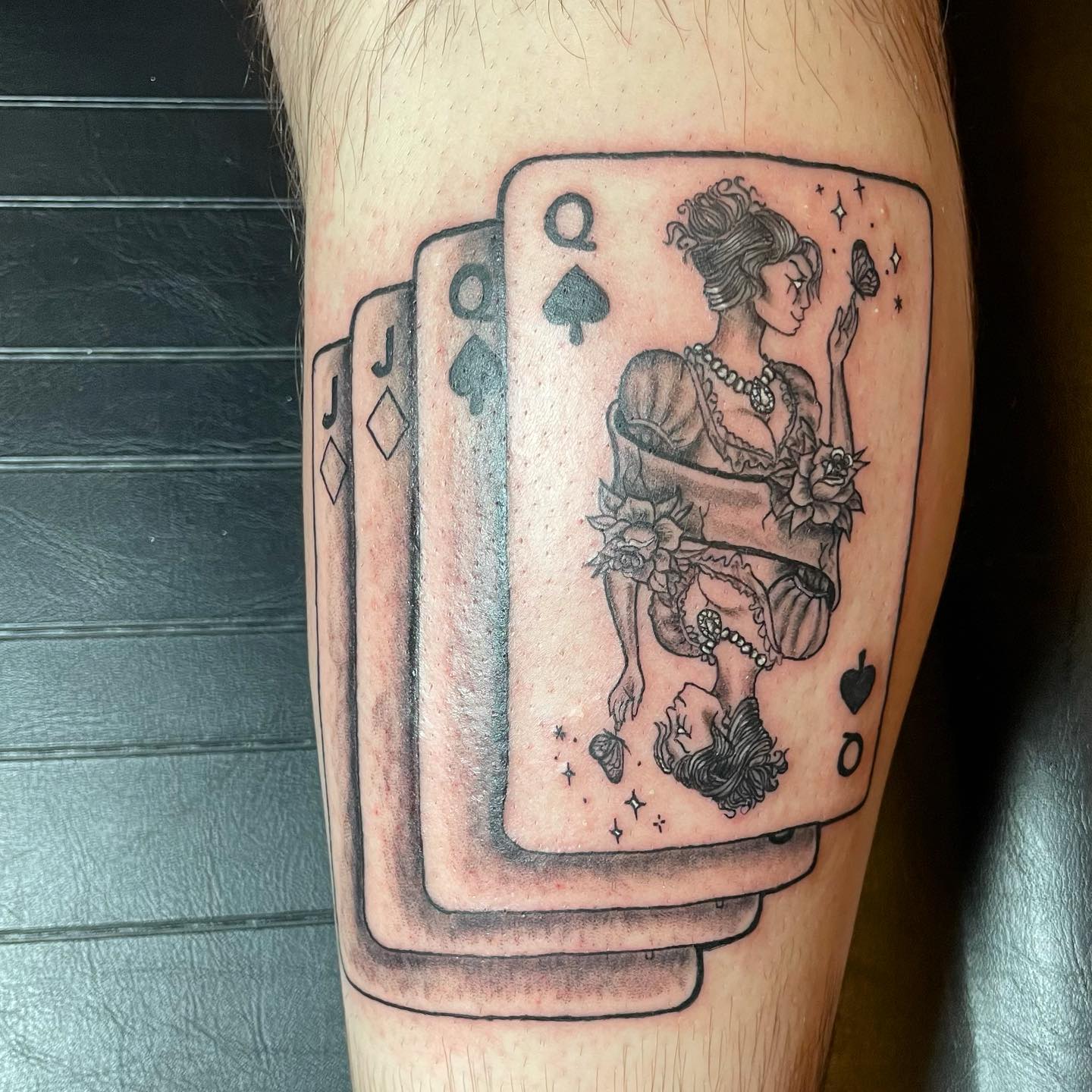 Tatuaje de cartas de Joker y Reina de Espadas