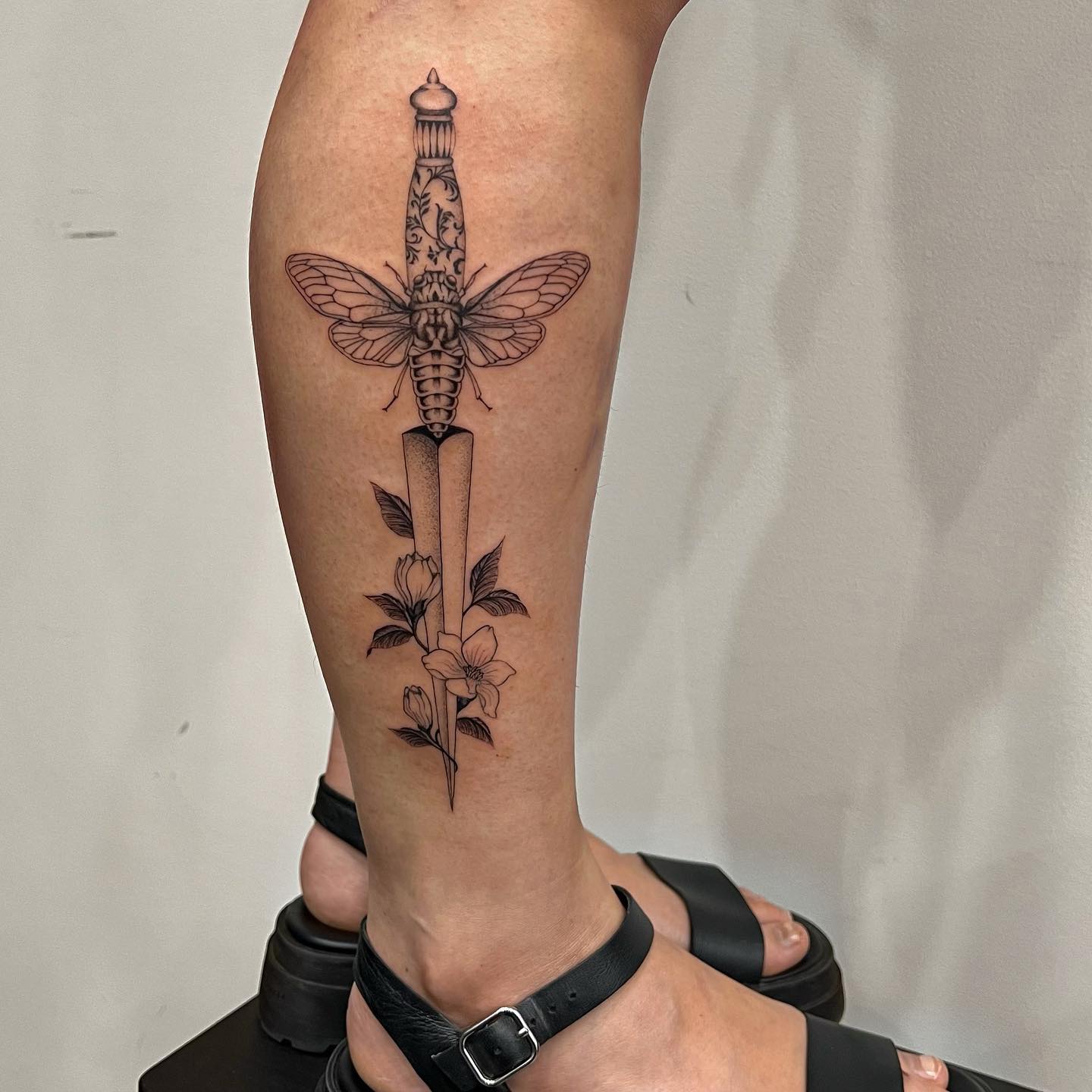 Tatuaje de daga a través de corazones.