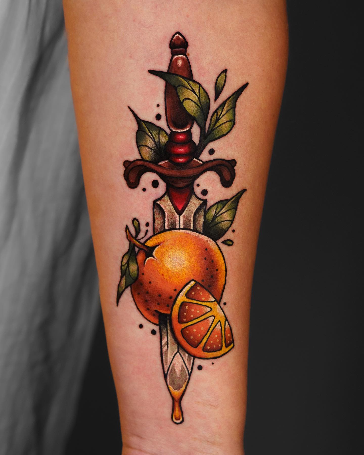 Tatuaje de daga brillante y colorido