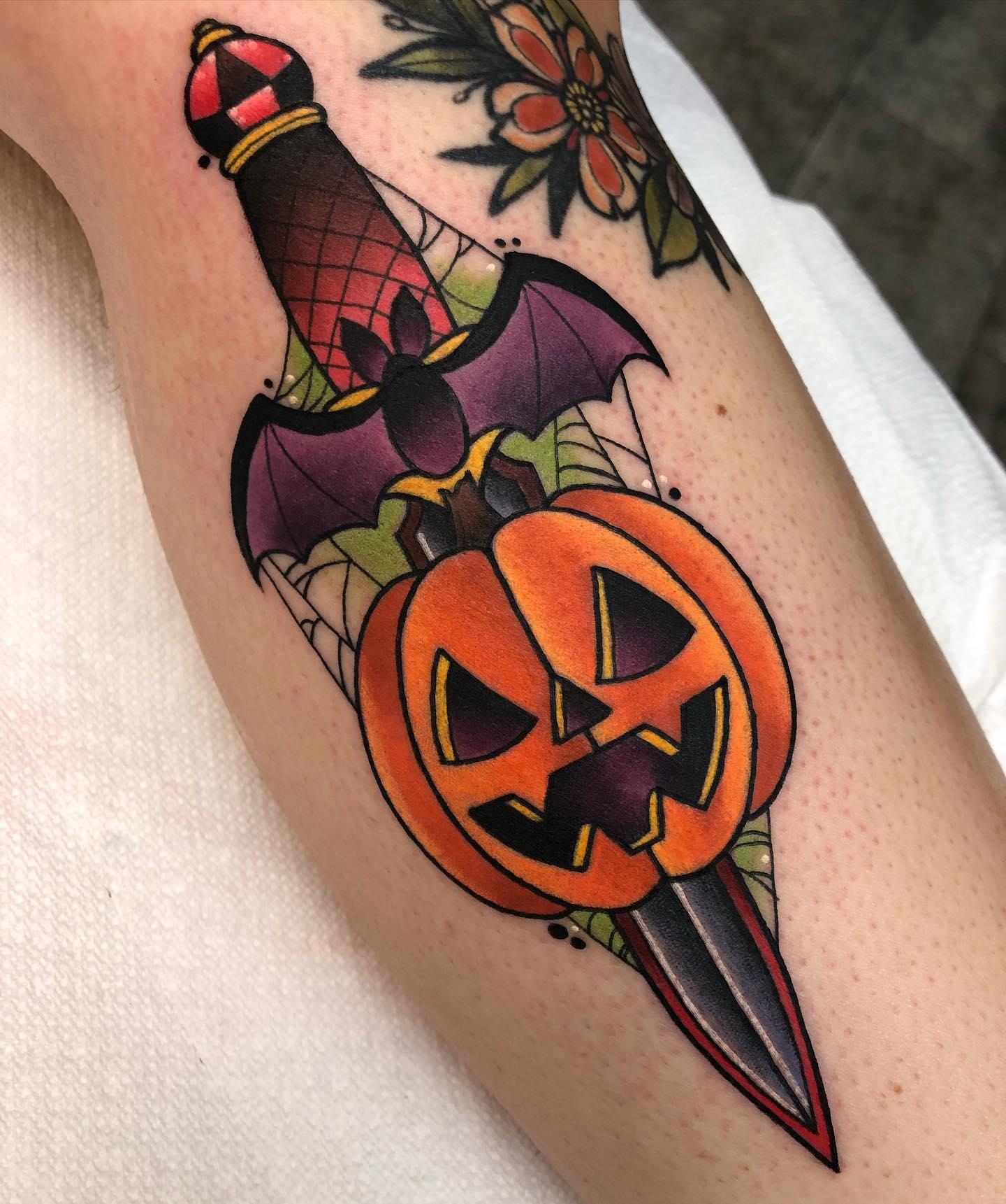 Tatuaje de Daga Creativo y Detallado