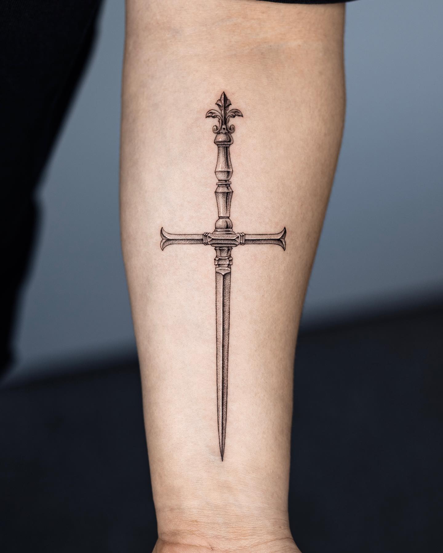 Tatuaje de daga en el estómago
