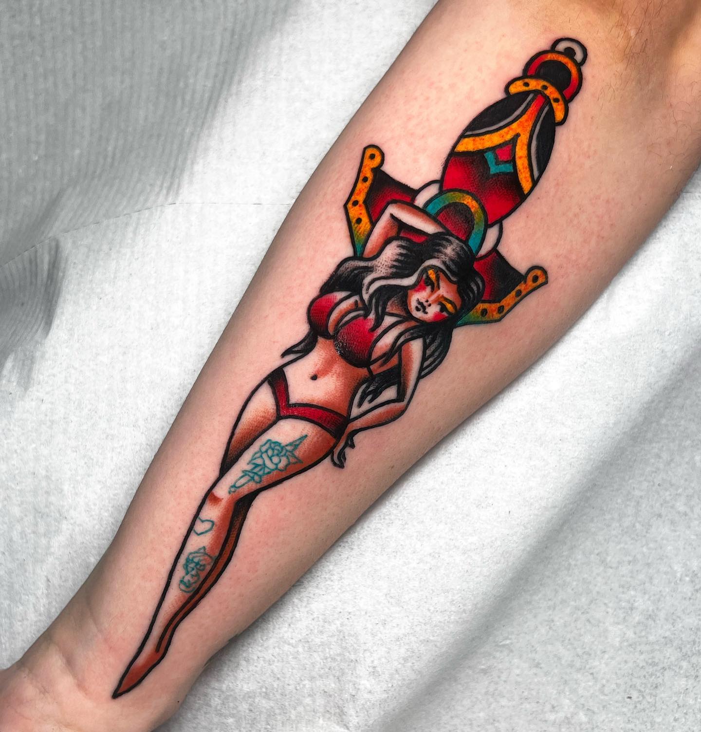 Tatuaje de daga en media manga