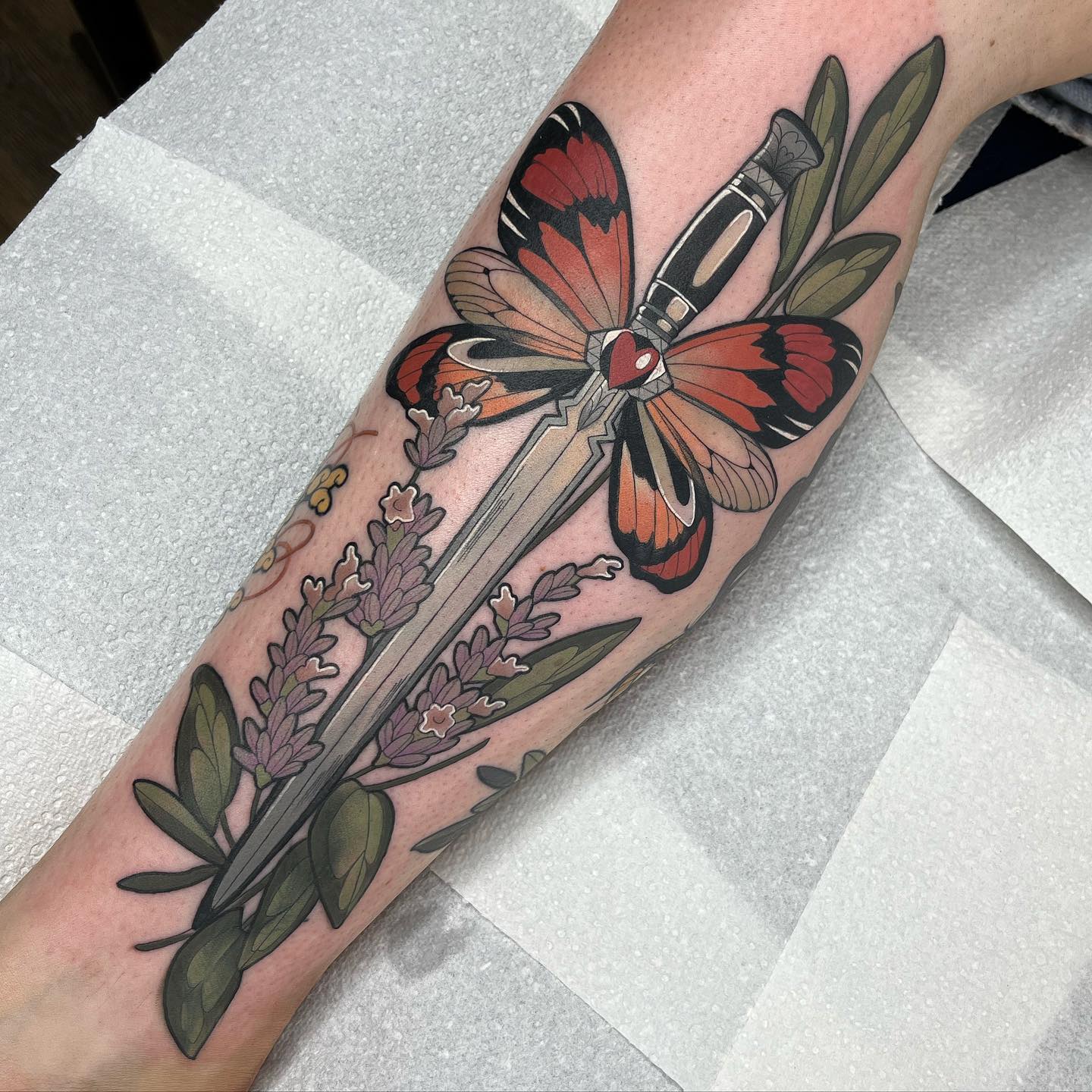 Tatuaje de daga femenina