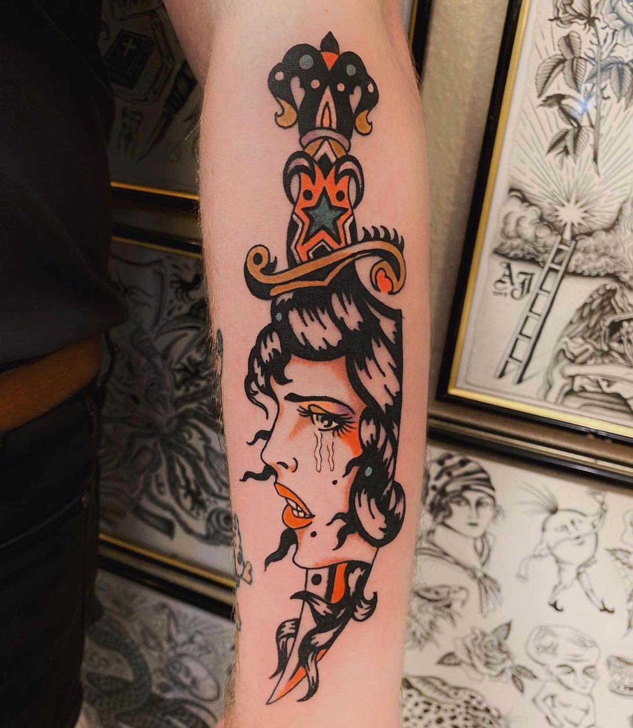 Tatuaje de daga roja