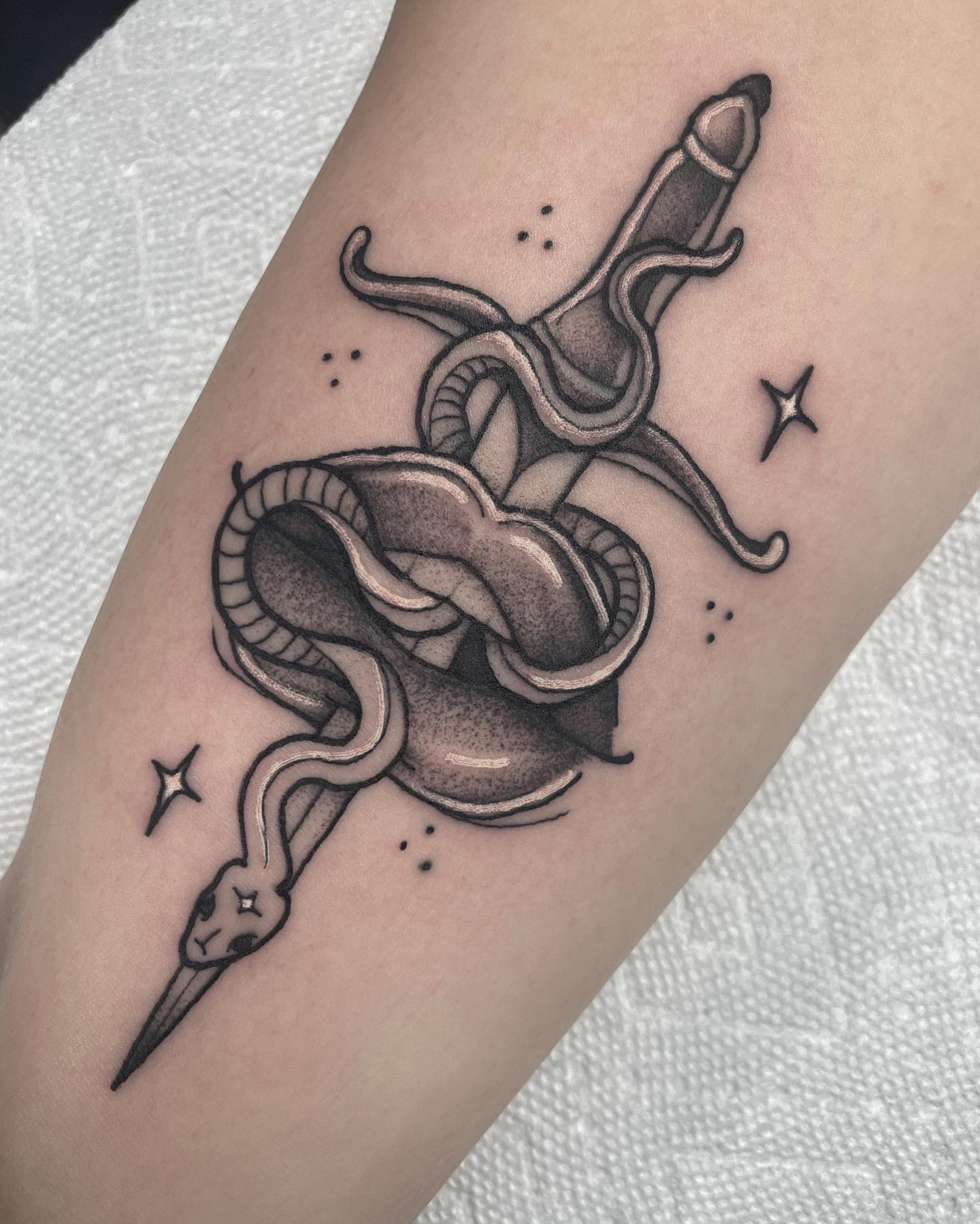 Tatuaje de Flor y Daga
