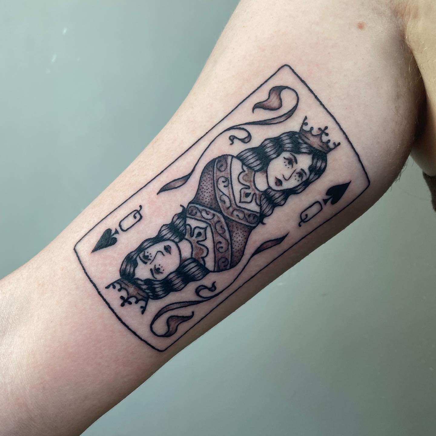 Tatuaje de la Reina de Espadas en el Bíceps Interno