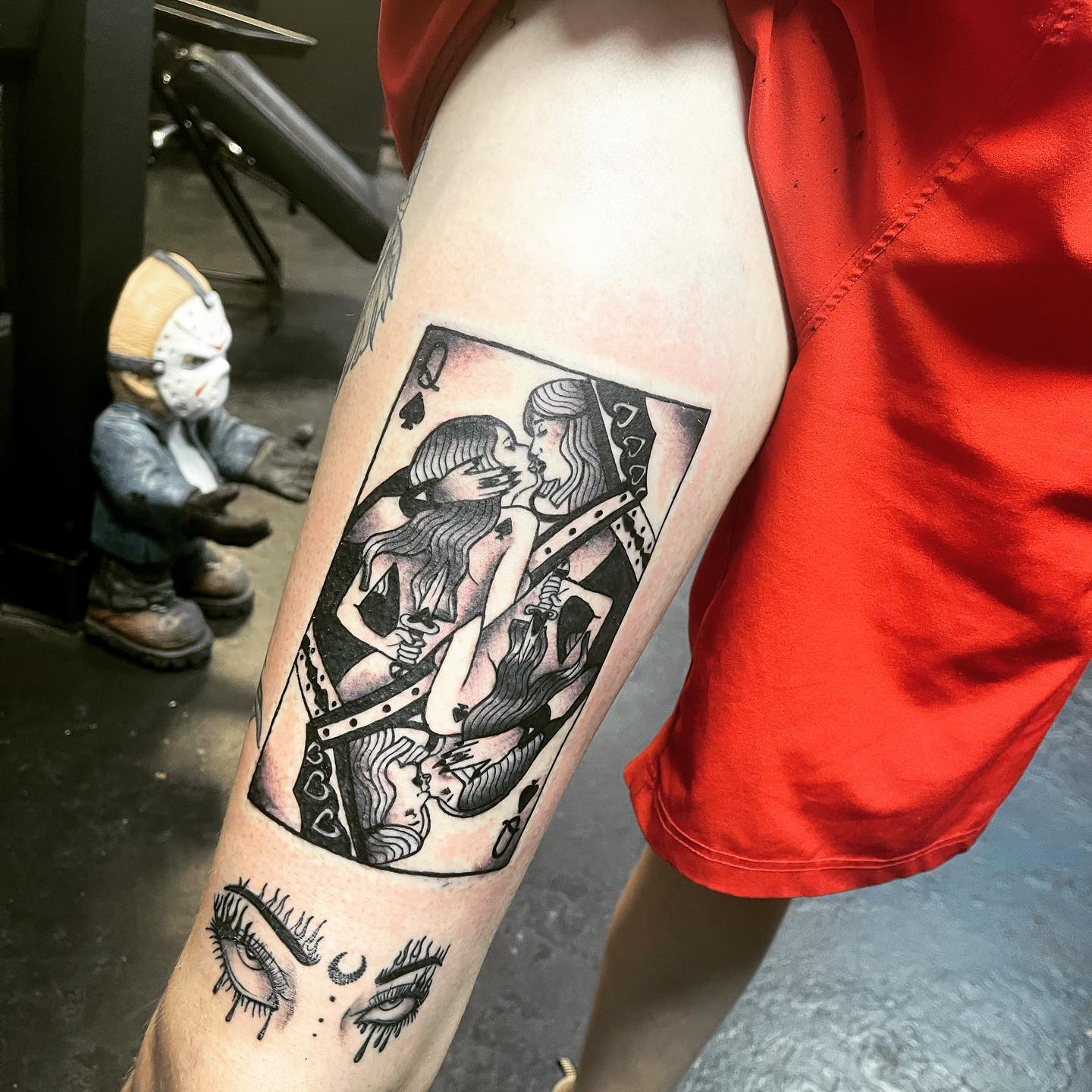 Tatuaje de Reina de Espadas en la pierna.