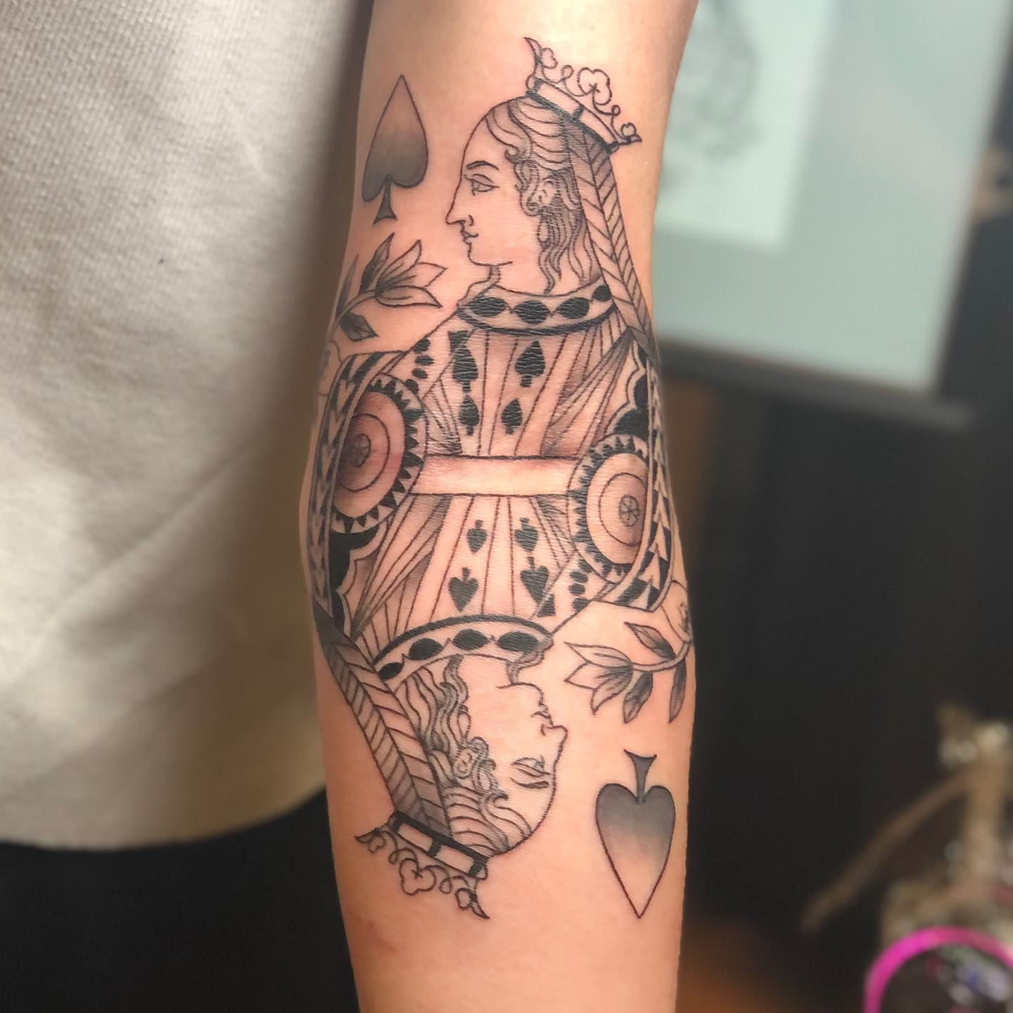 Tatuaje de Reina de Espadas en Negro y Gris