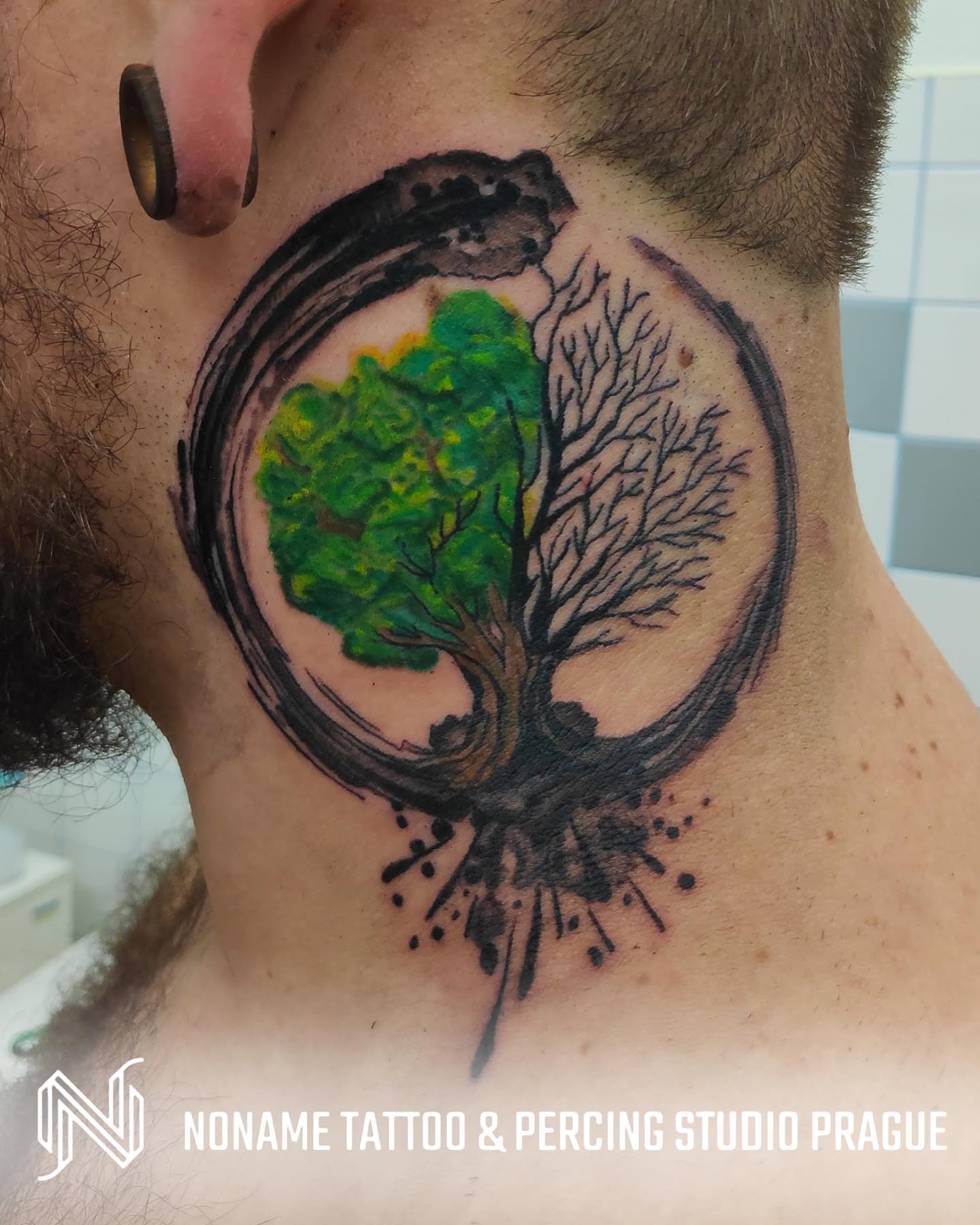 Tatuaje de Serpiente en el Cuello y Árbol de la Vida