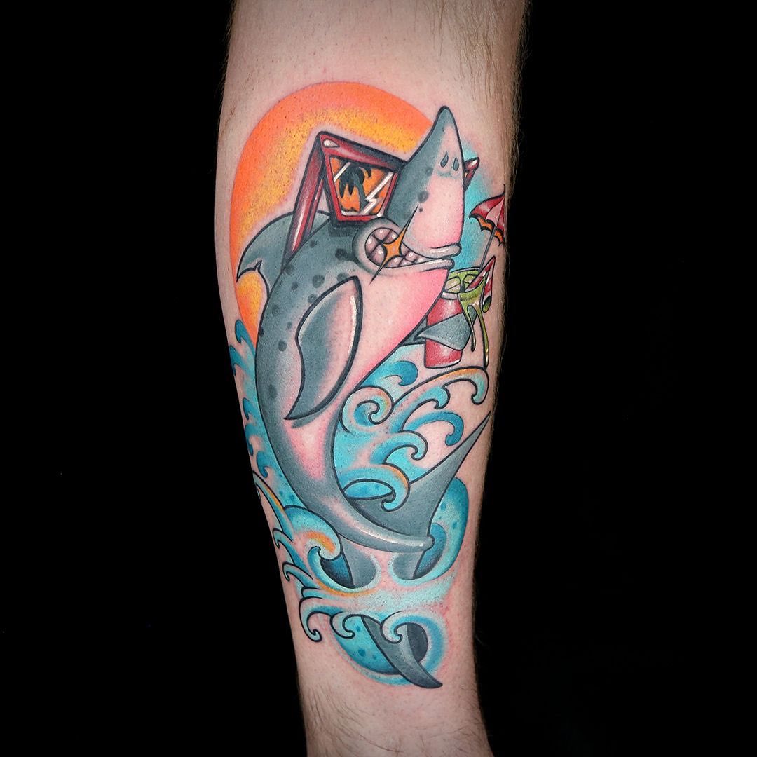 Tatuaje de tiburón en la cabeza.