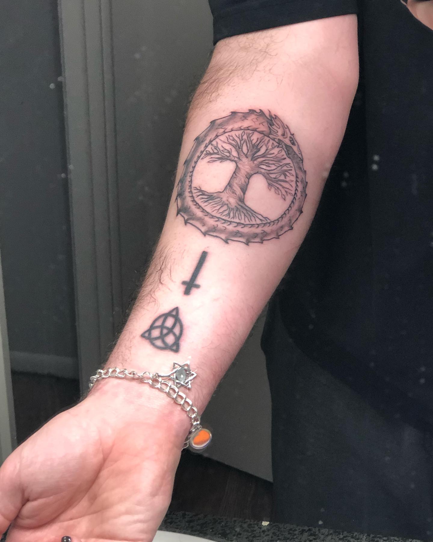 Tatuaje del árbol de la vida en el antebrazo.