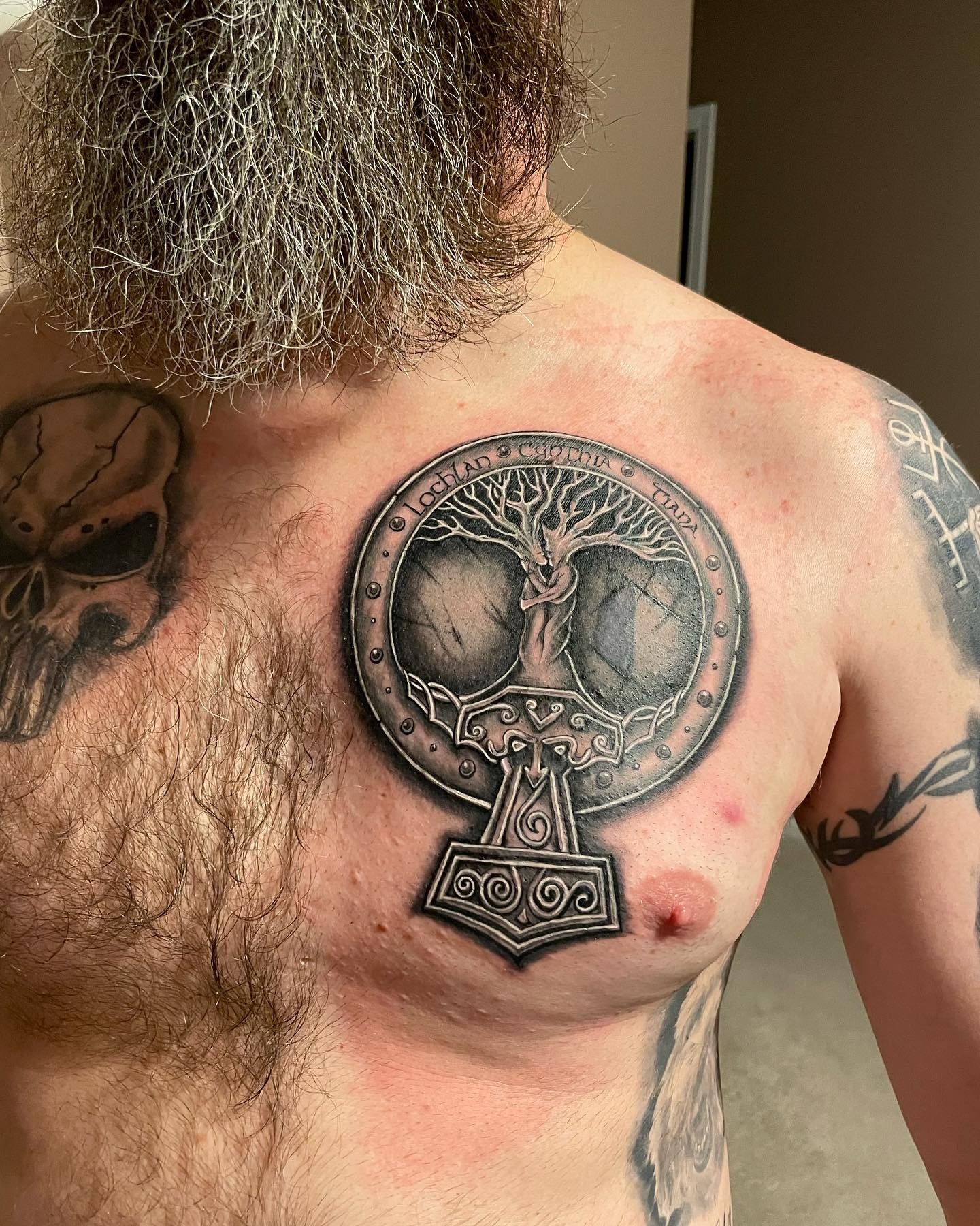Tatuaje tribal de un árbol de la vida en el pecho