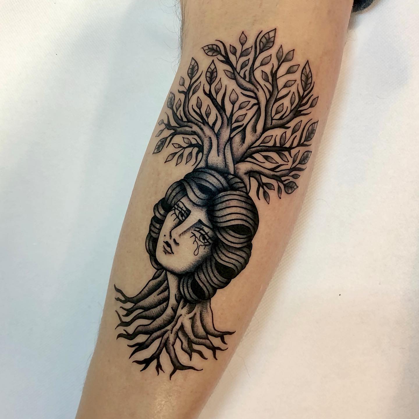 Tatuajes de árbol de la vida con tinta negra.