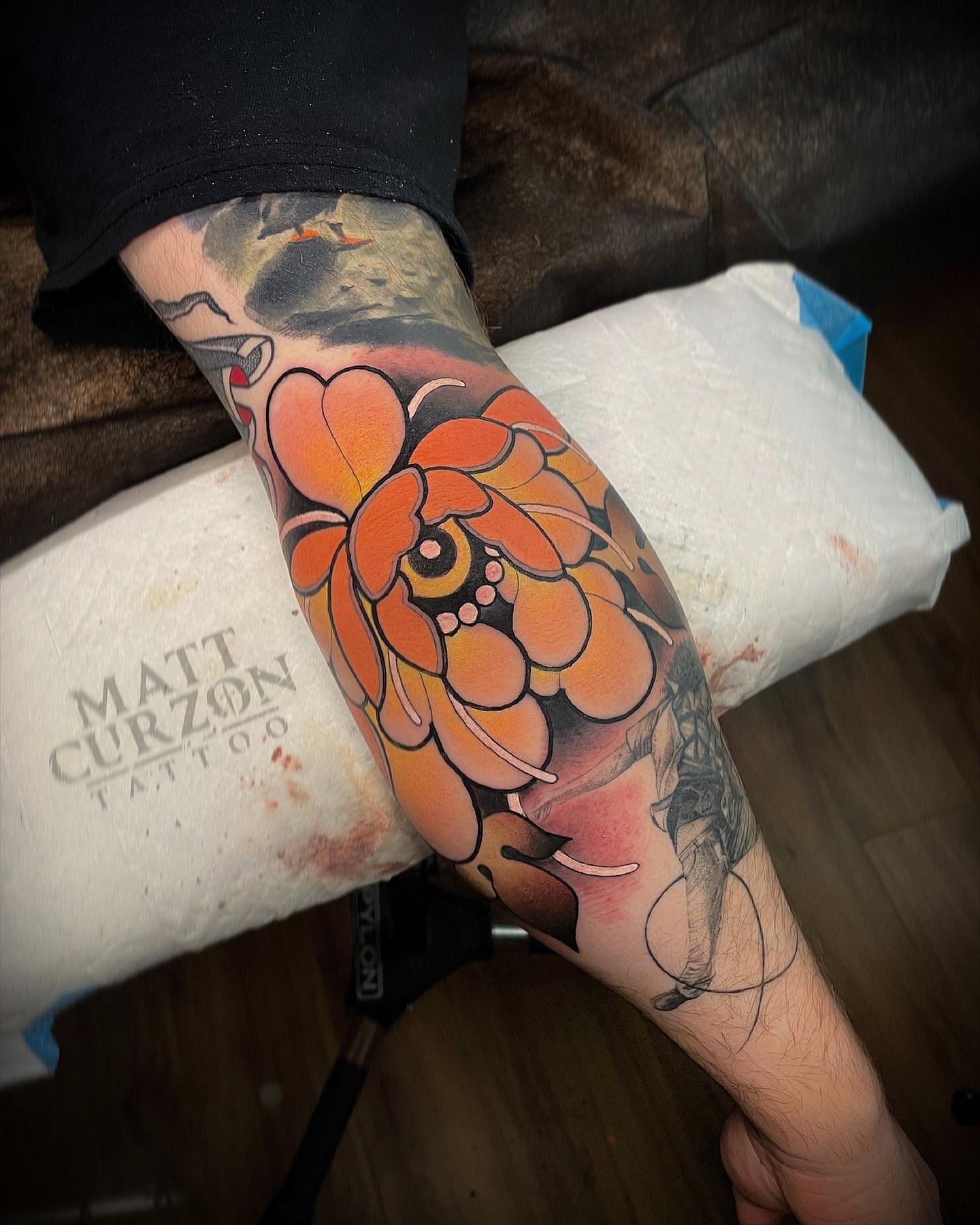 Brillante Tatuaje Funky en el Codo