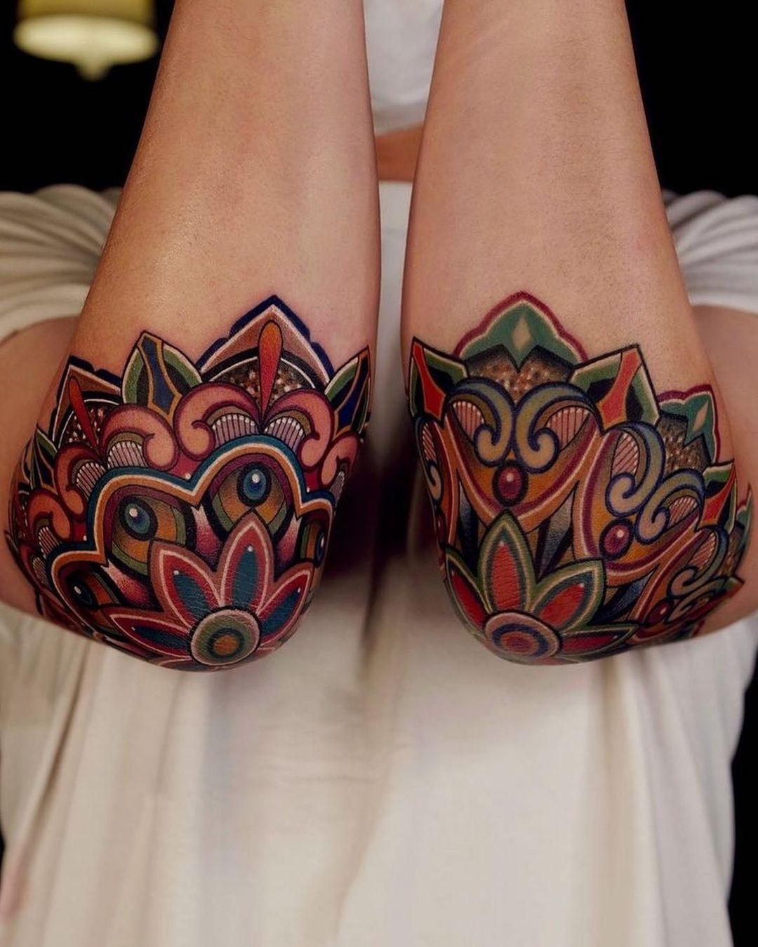 Conjunto de tatuajes en el codo.