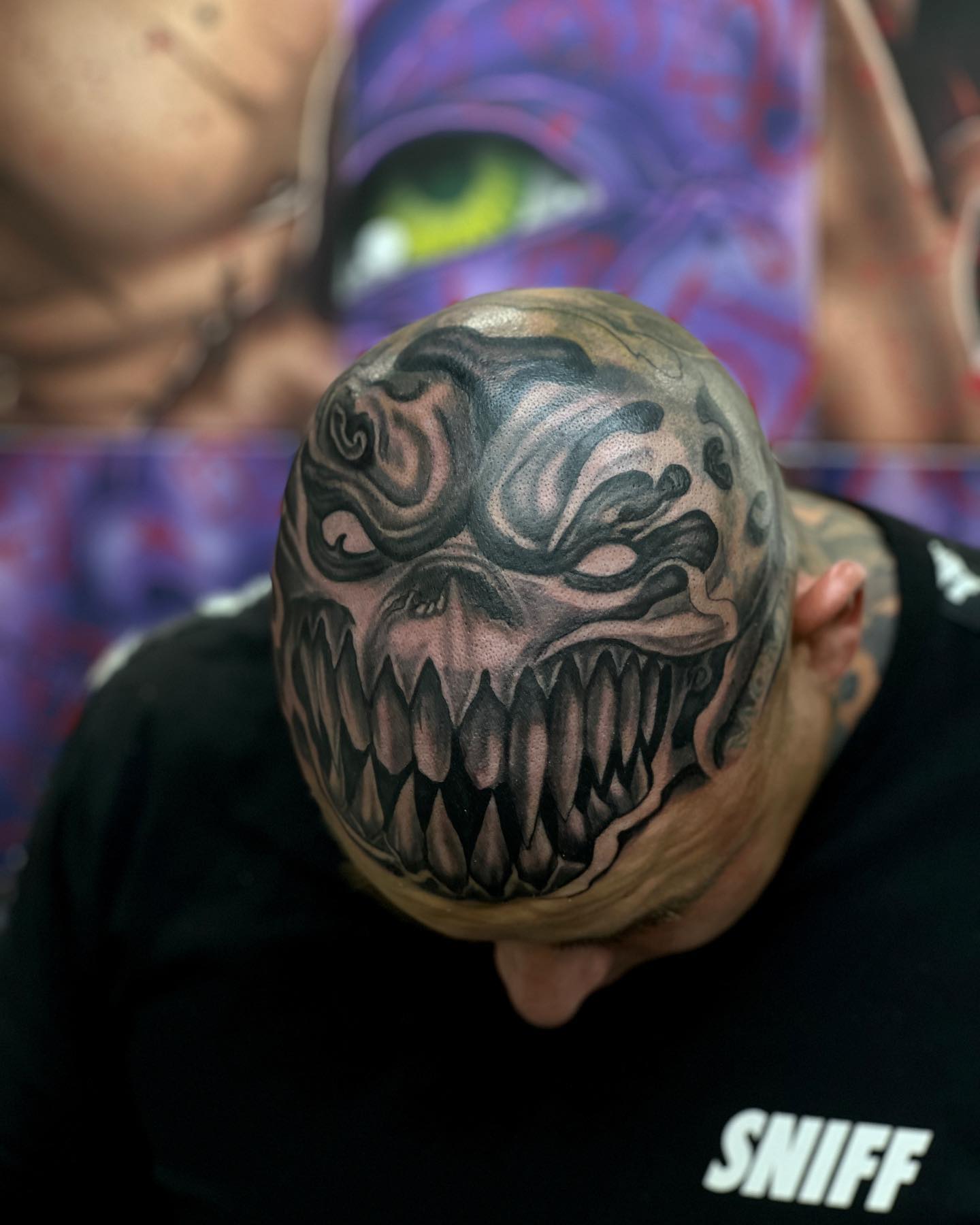 Diseño de tatuaje cholo calvo y audaz.